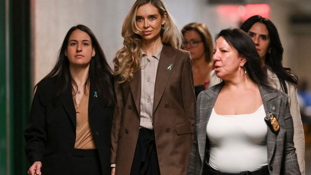 Presunta víctima de Harvey Weinstein, Kaja Sokola, llega al Tribunal Penal de Manhattan durante el nuevo juicio por violación y agresión sexual en Nueva York el 8 de mayo de 2025