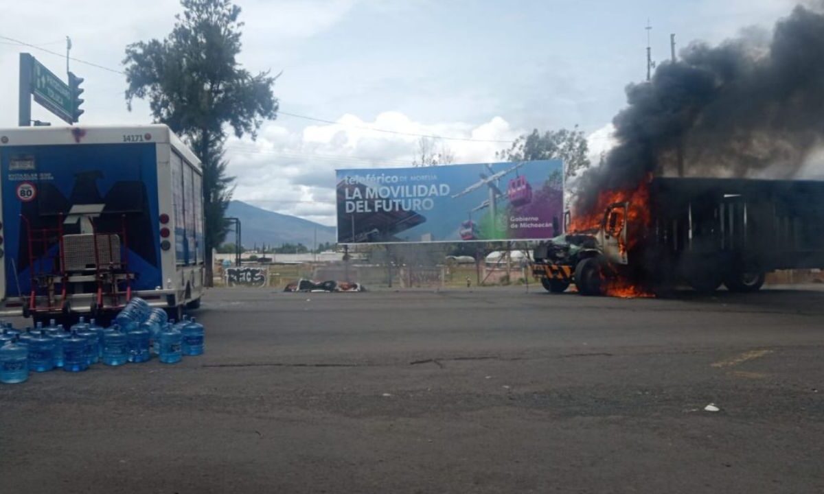 presuntos normalistas en Periférico República, en Morelia, Michoacán; le prendieron fuego a dos camiones