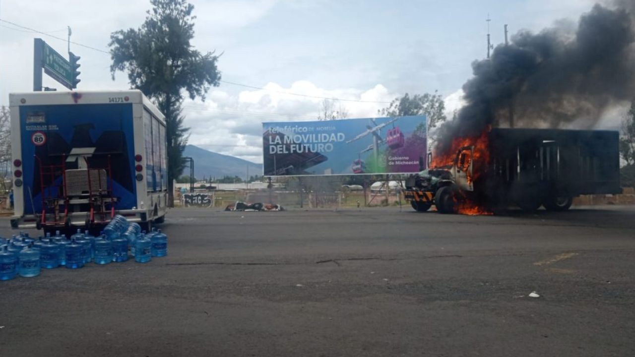 presuntos normalistas en Periférico República, en Morelia, Michoacán; le prendieron fuego a dos camiones