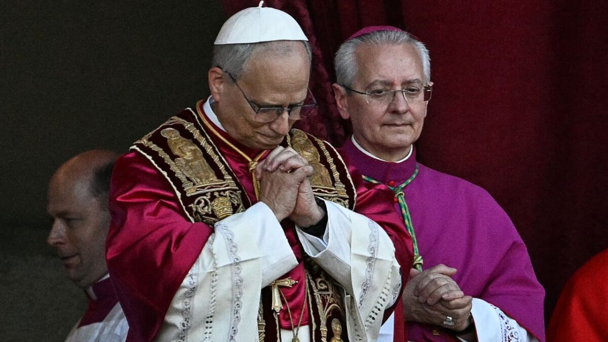 El recién elegido Papa León XIV, Robert Francis Prevost (C), gesticula mientras se dirige a la multitud desde el balcón central de la Basílica de San Pedro por primera vez