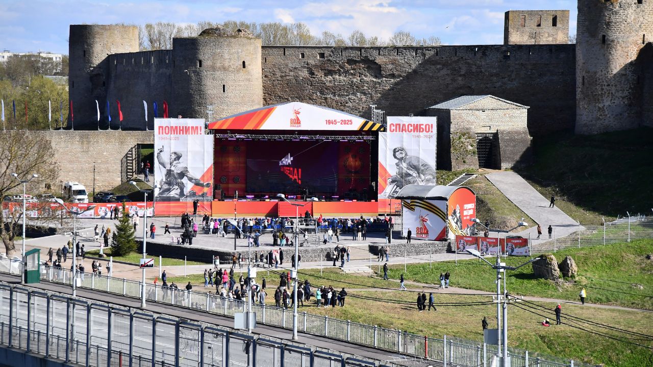 La gente se reúne para asistir a un concierto con motivo del 80.º aniversario de la victoria de la Unión Soviética sobre la Alemania nazi en la Segunda Guerra Mundial,