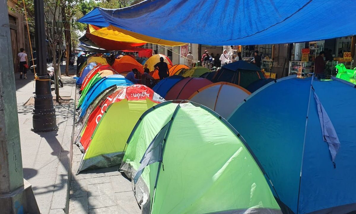 Acusan a líderes de la CNTE de afectar a comercios del Centro Histórico del CDMX con plantones.