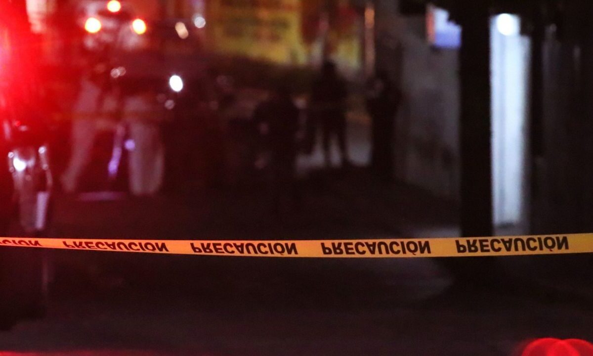 Reportan dos muertos y múltiples heridos por balacera en tianguis Los Lavaderos en Puebla.