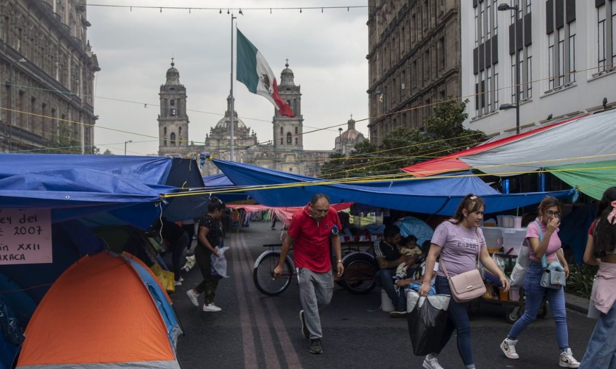 El plantón de la CNTE continúa en el Zócalo como parte de las movilizaciones