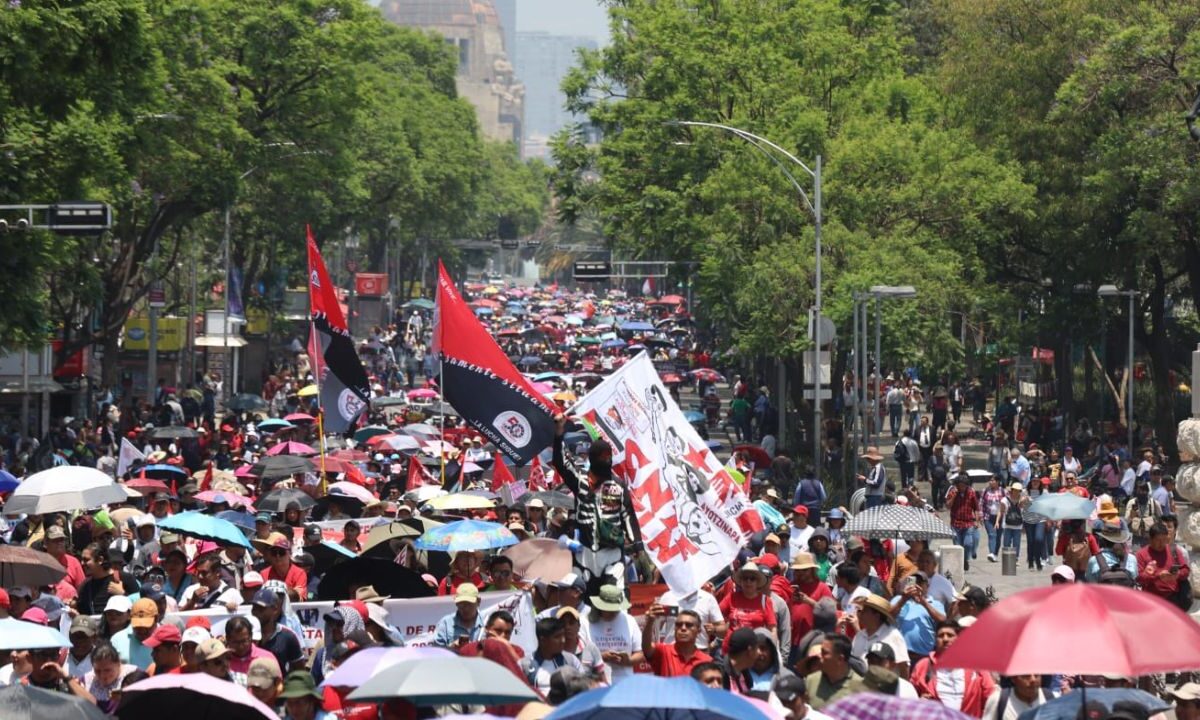 Miles de maestros de la CNTE avanzan por avenida Juárez rumbo al zócalo capitalino