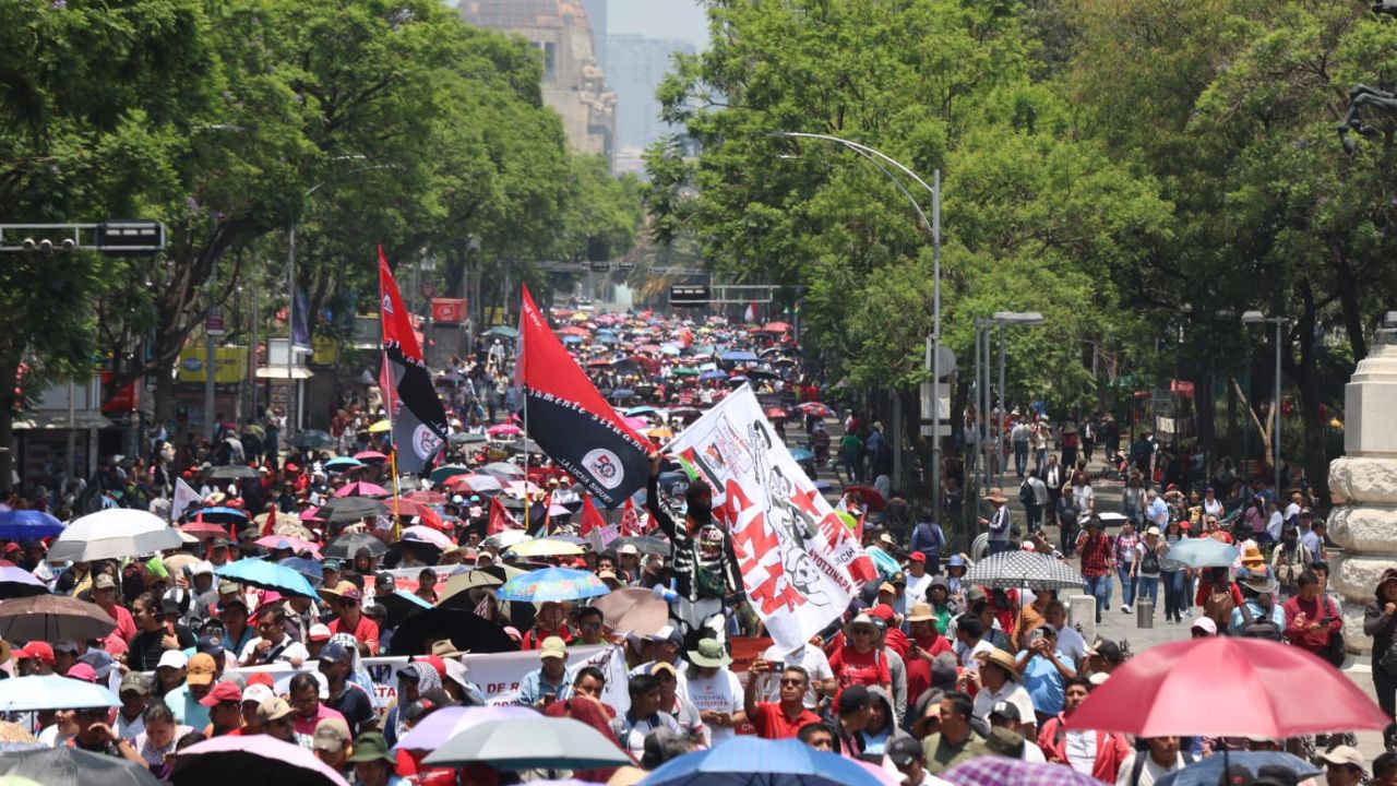 Miles de maestros de la CNTE avanzan por avenida Juárez rumbo al zócalo capitalino