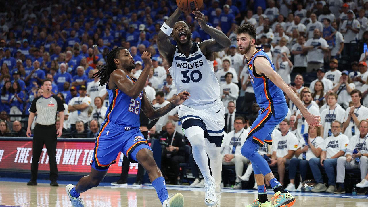 Julius Randle #30 de los Minnesota Timberwolves penetra hacia la canasta entre Cason Wallace #22 y Chet Holmgren #7 de los Oklahoma City Thunder