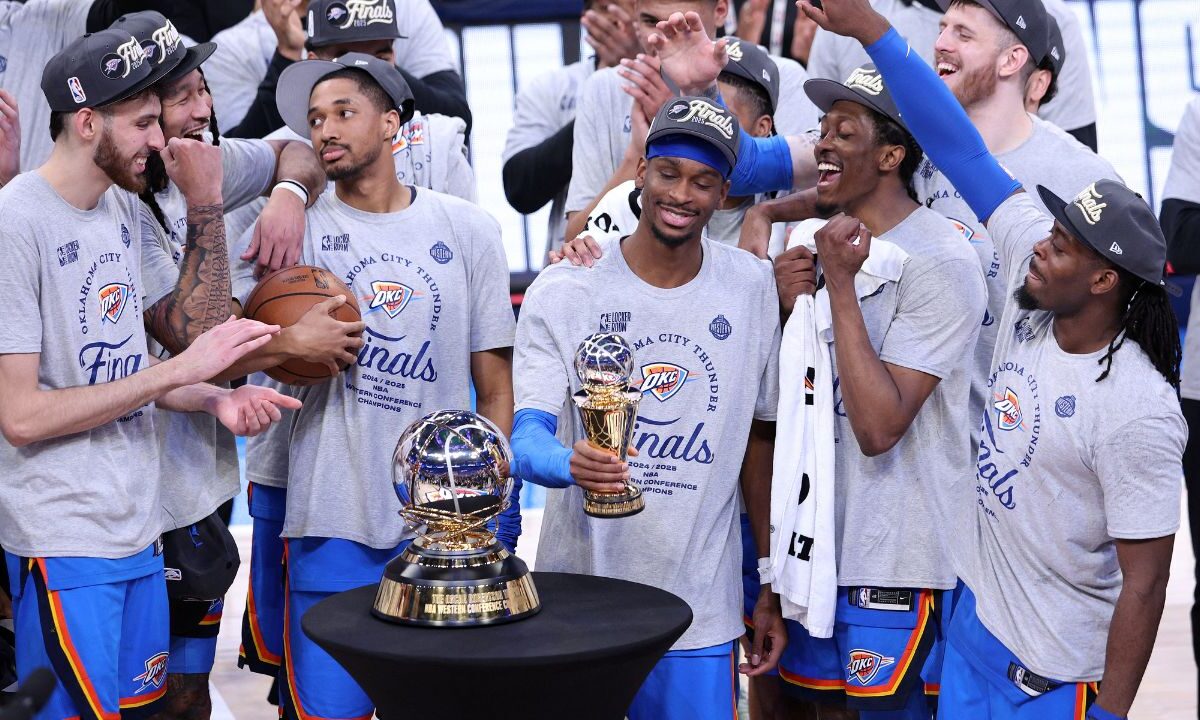 Shai Gilgeous-Alexander #2 del Oklahoma City Thunder celebra con sus compañeros tras ganar el premio al Jugador Más Valioso de las Finales de la Conferencia Oeste tras derrotar a los Minnesota Timberwolves
