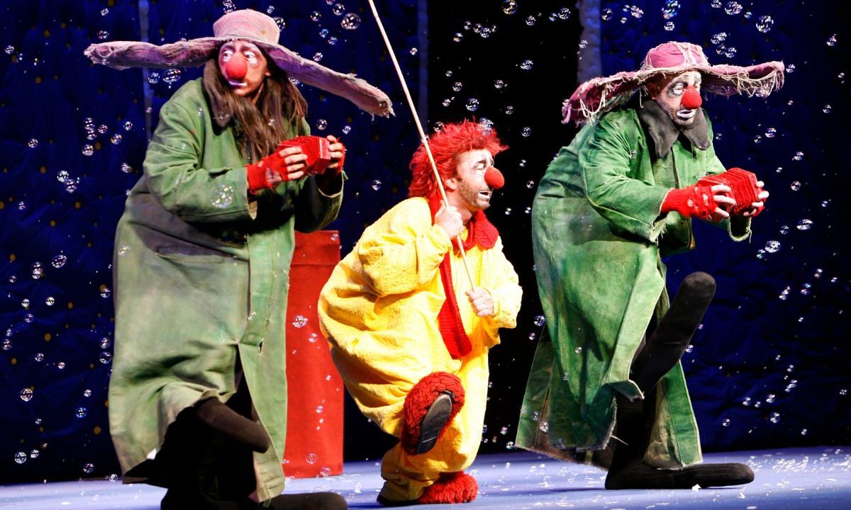 Tuvo éxito en su teatro escolar imitando a Charlie Chaplin, pero rechazaron su entrada al Instituto de Teatro local a tepuouis