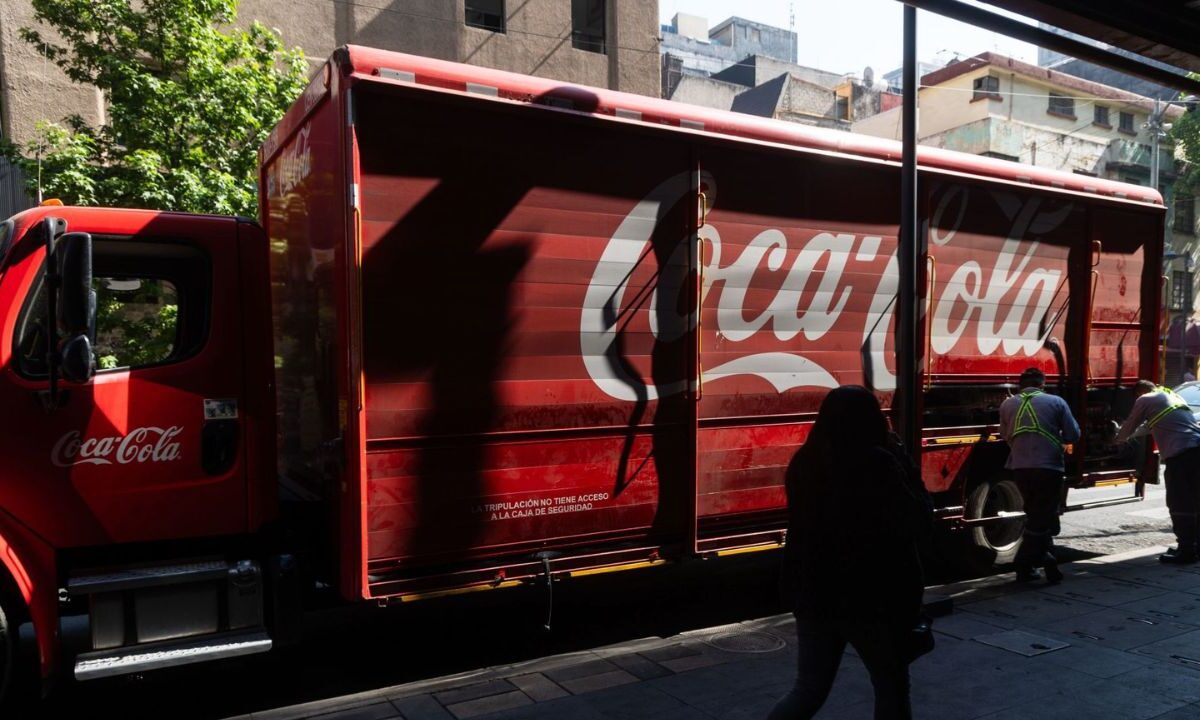 Un camión repartidor de Coca Cola distribuye refresco en comercio de la calle Independencia en la colonia Centro
