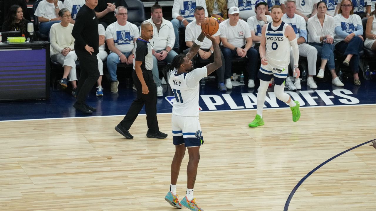 Naz Reid #11 de los Minnesota Timberwolves lanza un triple contra los Golden State Warriors durante el primer partido de las semifinales de la Conferencia Oeste de la NBA de 2025