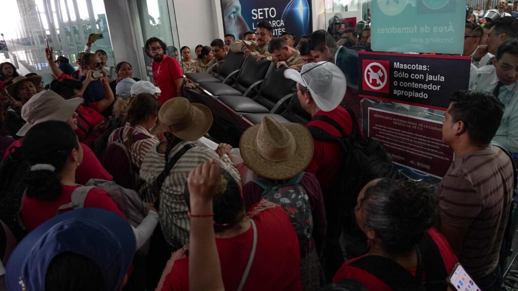 Algunos miembros de la CNTE irrumpieron la Terminal 2 del Aeropuerto.