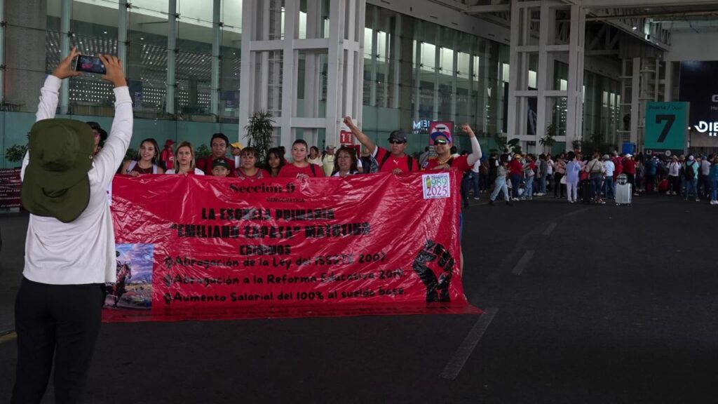 Miembros de la CNTE bloquearon las Terminales 1 y 2 del AICM.