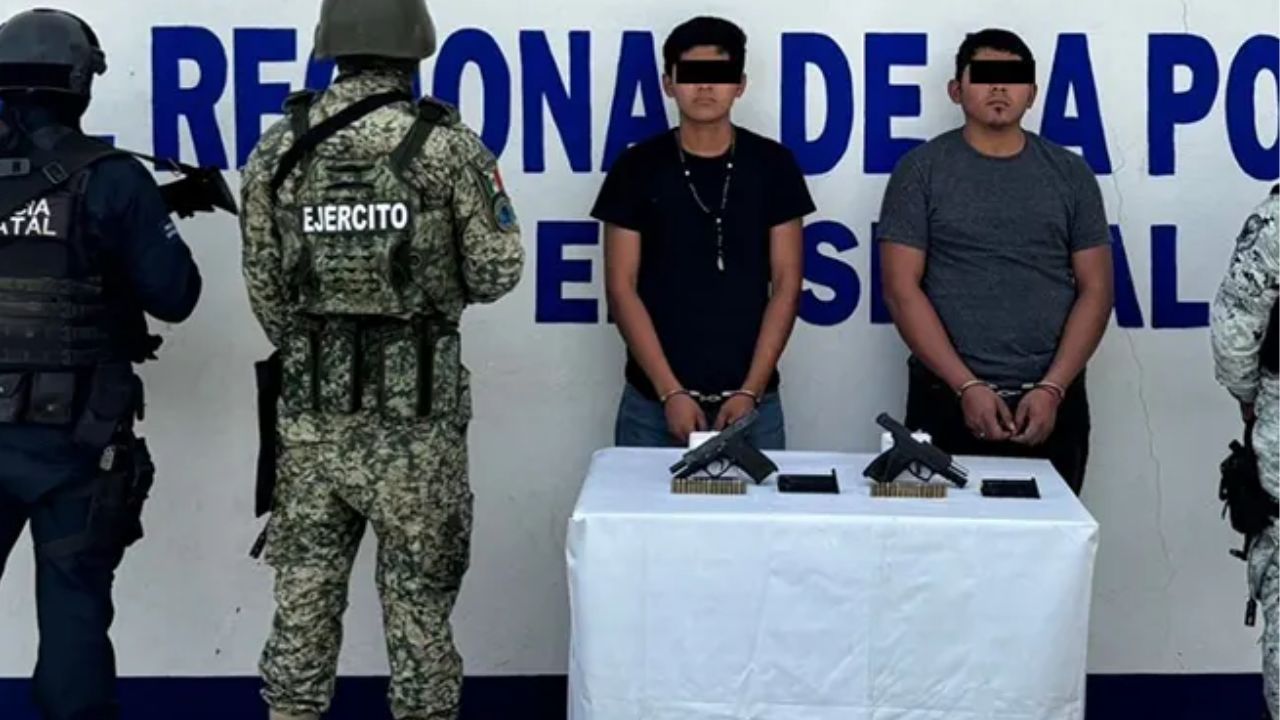 La Fiscalía de Oaxaca logró prisión preventiva para un policía municipal en activo detenido en posesión de un arma y droga en Juchitán.