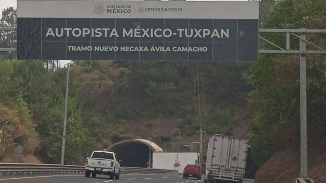 Un tractocamión nodriza y dos vehículos particulares chocaron dejando a tres personas fallecidas sobre la autopista México-Tuxpan.