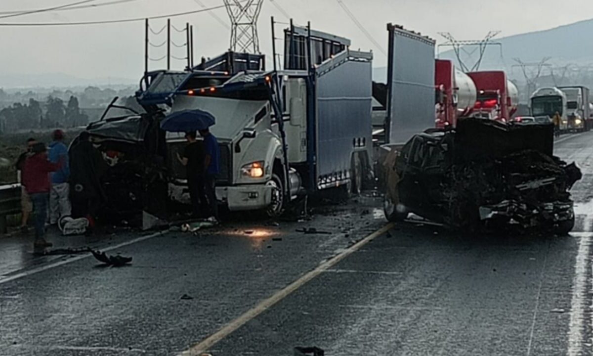 Un tractocamión nodriza y dos vehículos particulares chocaron dejando a tres personas fallecidas sobre la autopista México-Tuxpan.