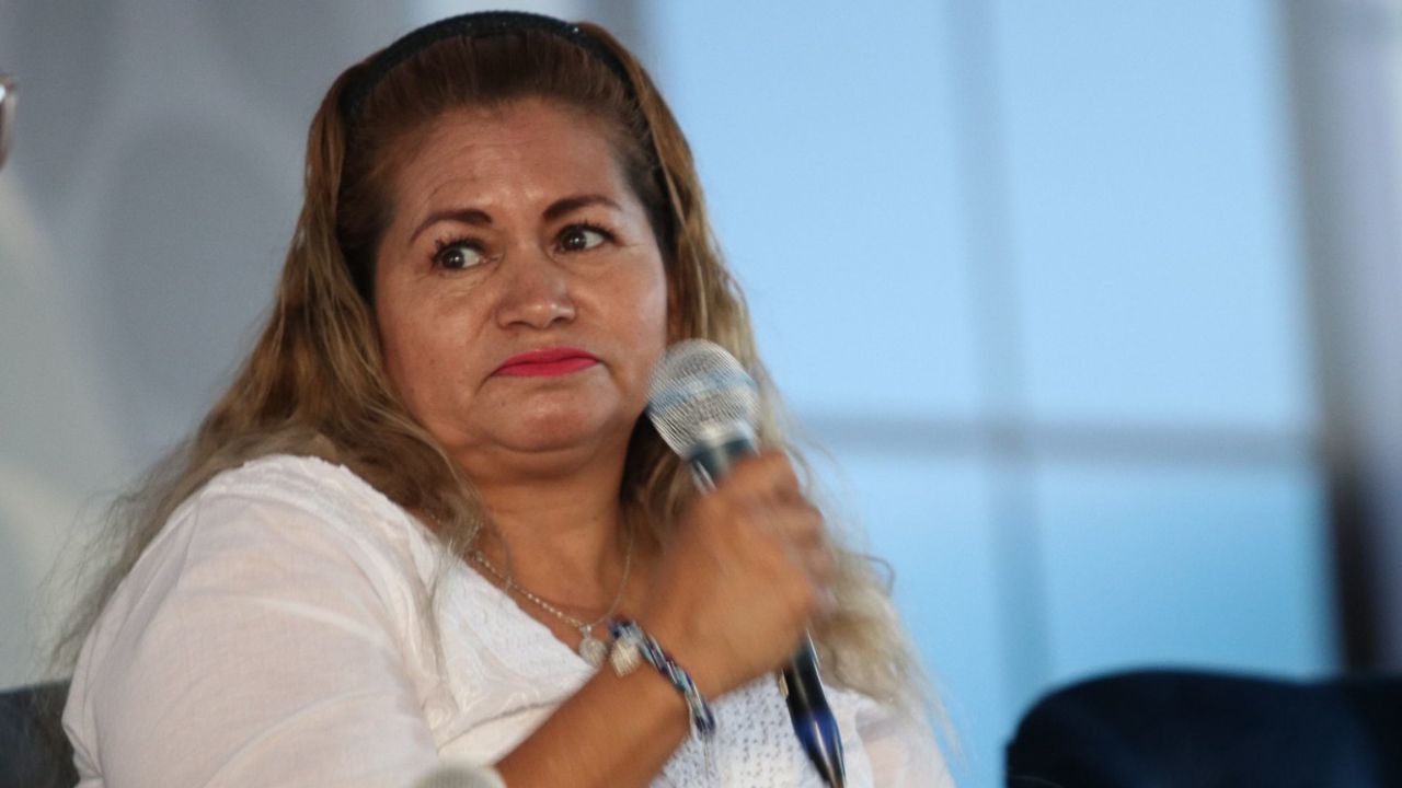 La activista Ceci Flores denunció que, al presentarse ante la CNDH para una audiencia, le negaron la entrada de “forma violenta”.