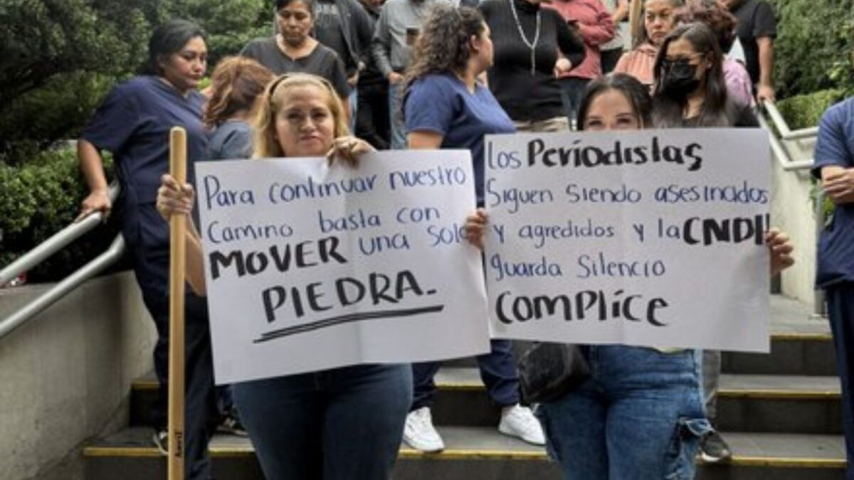 La activista Ceci Flores denunció que, al presentarse ante la CNDH para una audiencia, le negaron la entrada de “forma violenta”.