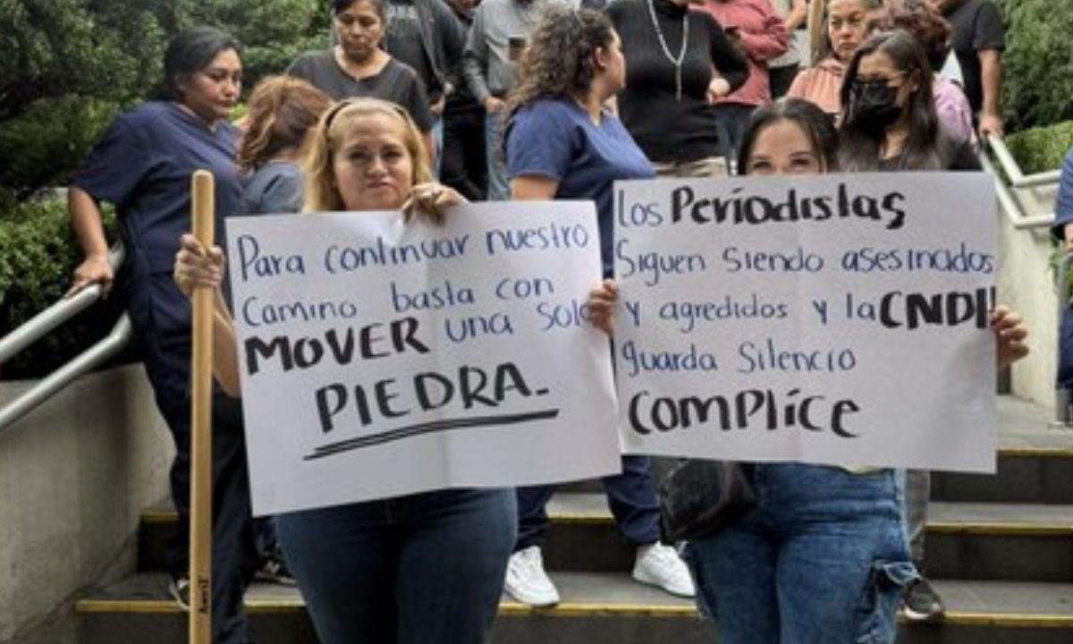 La activista Ceci Flores denunció que, al presentarse ante la CNDH para una audiencia, le negaron la entrada de “forma violenta”.