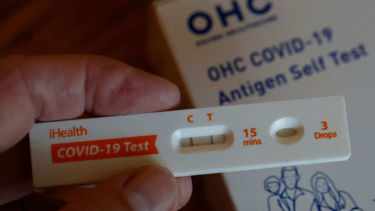 Una nueva variante de COVID-19, denominada NB.1.8.1, está generando inquietud global debido a su posible relación con el reciente aumento de hospitalizaciones respiratorias en Asia. Aunque su presencia en Estados Unidos, detectada principalmente en viajeros internacionales, no ha provocado un repunte significativo de casos, su mayor transmisibilidad es motivo de vigilancia.
