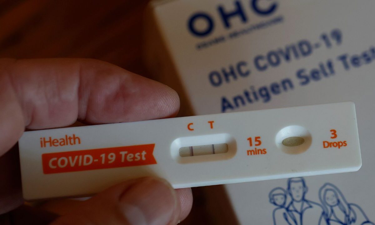 Una nueva variante de COVID-19, denominada NB.1.8.1, está generando inquietud global debido a su posible relación con el reciente aumento de hospitalizaciones respiratorias en Asia. Aunque su presencia en Estados Unidos, detectada principalmente en viajeros internacionales, no ha provocado un repunte significativo de casos, su mayor transmisibilidad es motivo de vigilancia.