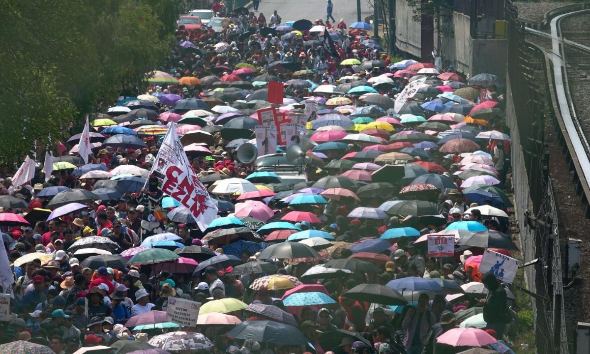 Integrantes del CNTE toman las calles aledañas al Aeropuerto Internacional de la CDMX (AICM) y bloquean accesos principales.