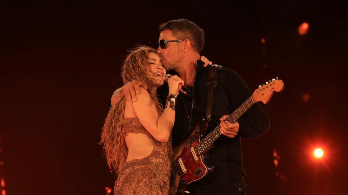 La cantante colombiana Shakira inició la nueva etapa de su show Las Mujeres Ya No Lloran World Tour en Estados Unidos. El Bank of America Stadium fue testigo de un show lleno de 50 mil asistentes y contó con invitados como Wyclef Jean y Alejandro Sanz.