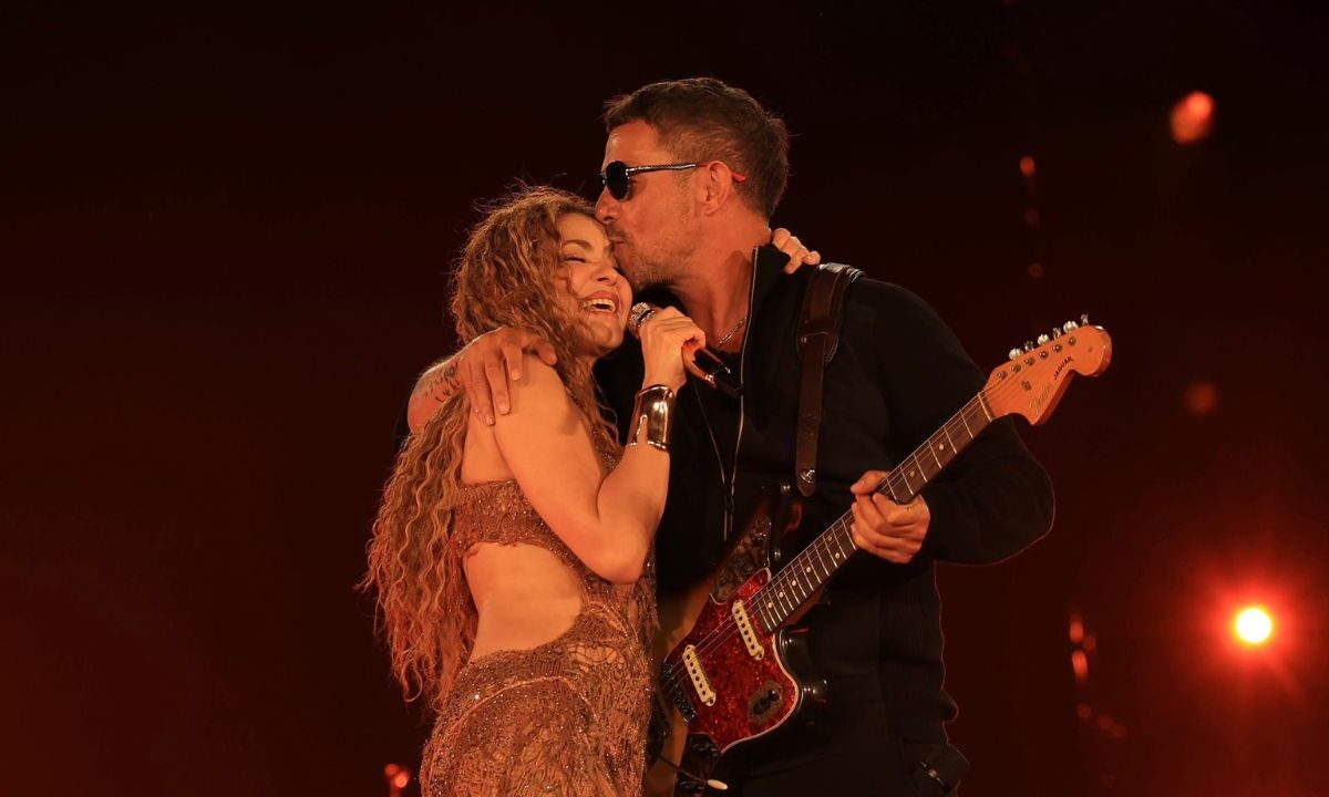 La cantante colombiana Shakira inició la nueva etapa de su show Las Mujeres Ya No Lloran World Tour en Estados Unidos. El Bank of America Stadium fue testigo de un show lleno de 50 mil asistentes y contó con invitados como Wyclef Jean y Alejandro Sanz.