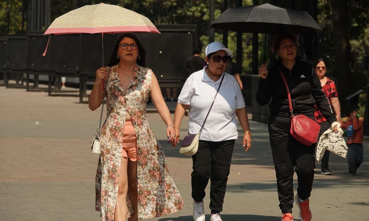 Autoridades alertaron por la onda de calor que se extenderá por varios días en CDMX.