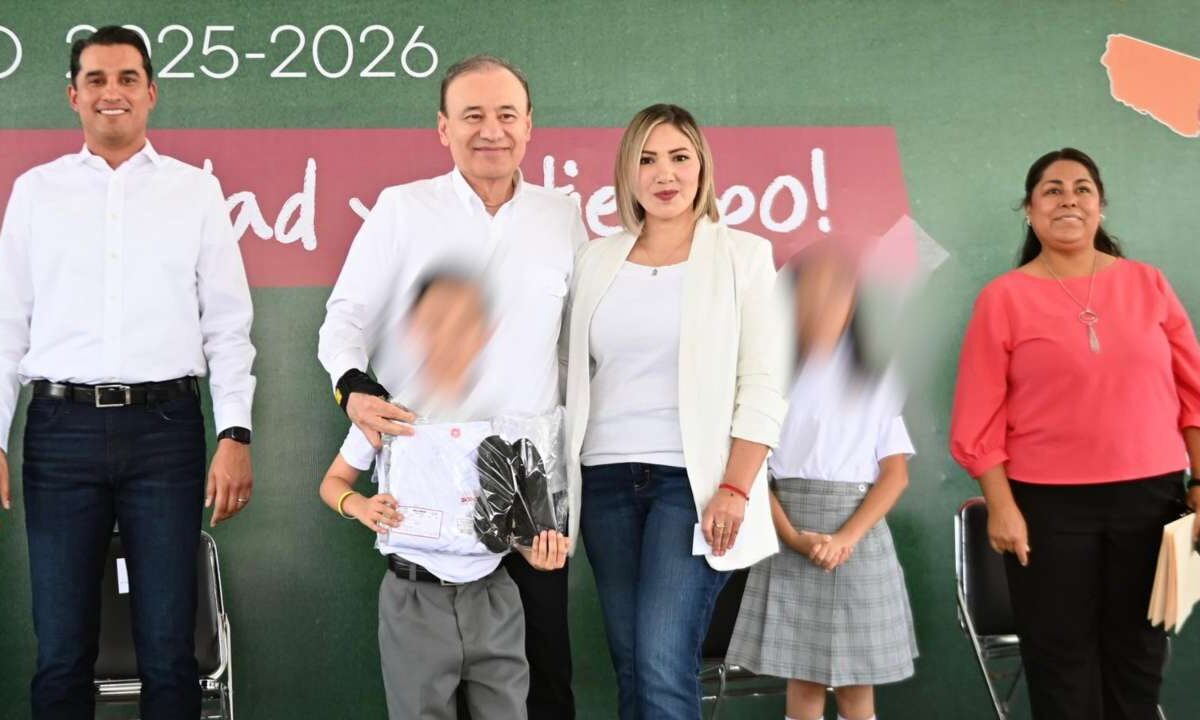 El gobernador de Sonora, Alfonso Durazo, garantizó la entrega de uniformes gratuitos a estudiantes antes de inicio escolar.