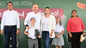 El gobernador de Sonora, Alfonso Durazo, garantizó la entrega de uniformes gratuitos a estudiantes antes de inicio escolar.