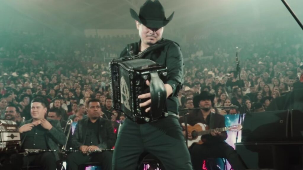 Alfredo Olivas tocó narcocorridos en Monterrey; público los coreó. Noticias en tiempo real