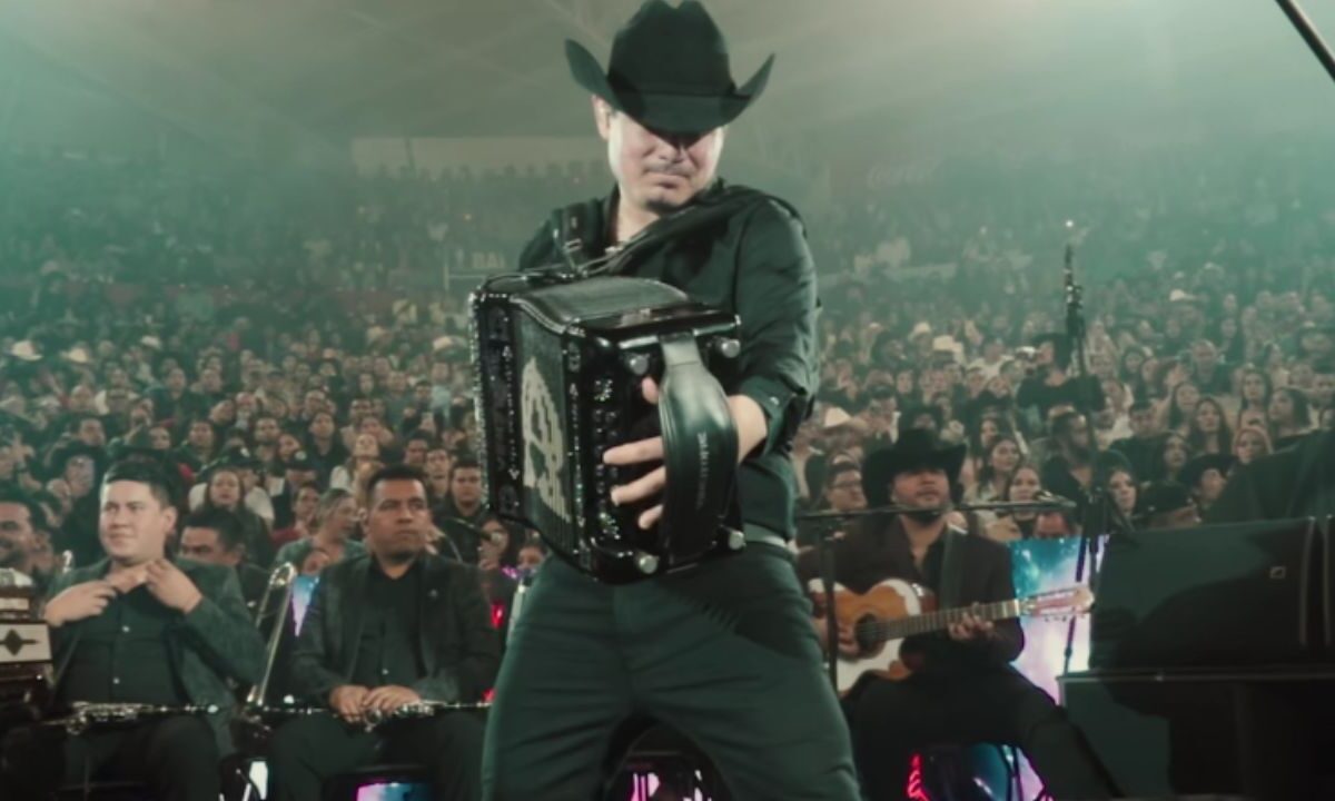 Alfredo Olivas tocó narcocorridos en Monterrey; público los coreó.