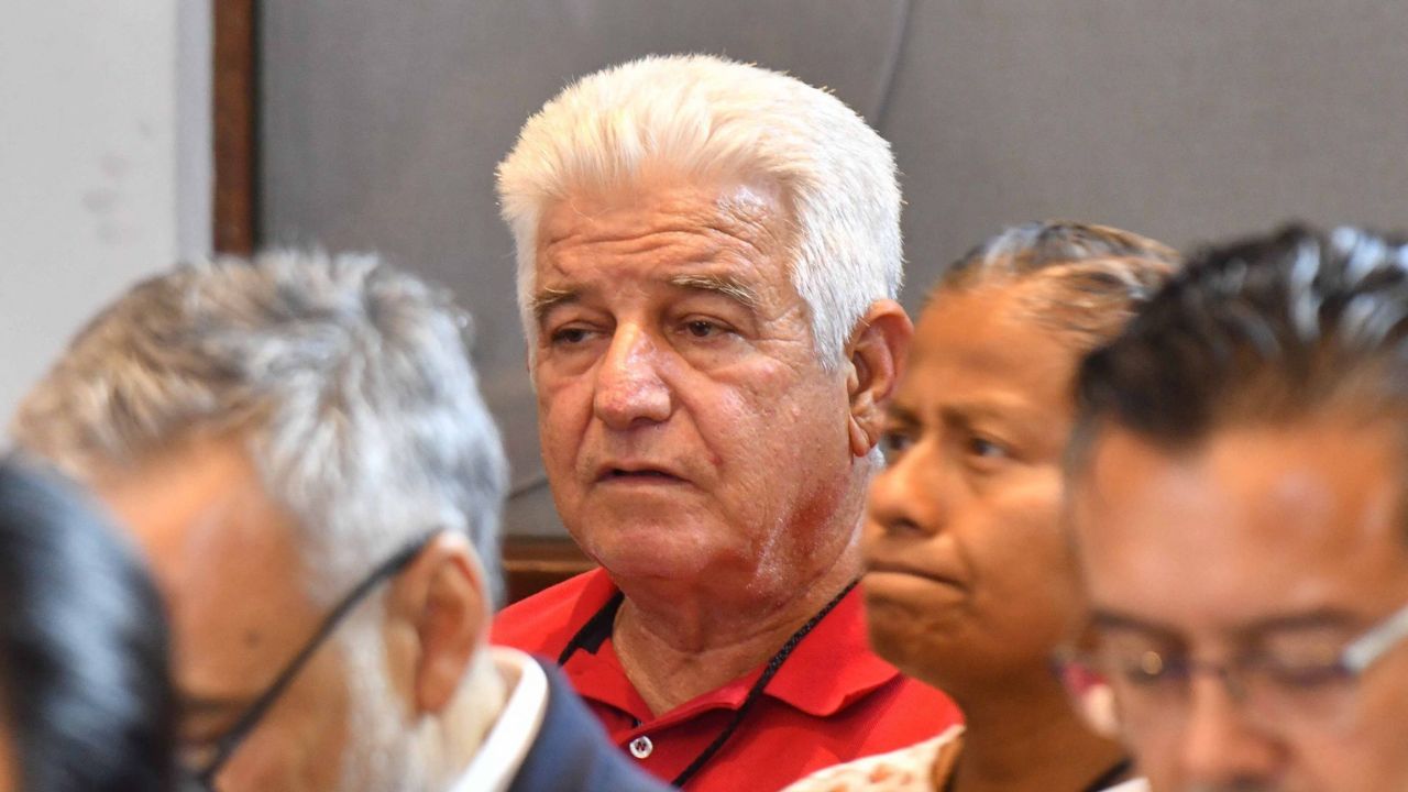 José Ramiro López Obrador responde a prensa ante cuestionamientos por violencia en Tabasco; "¡Ya bájenle. Parecen buitres!", dijo.