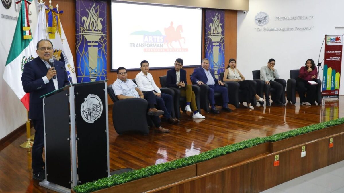 El alcalde Andrés Mijes compartió con alumnos los nuevos hallazgos del general Mariano Escobedo.