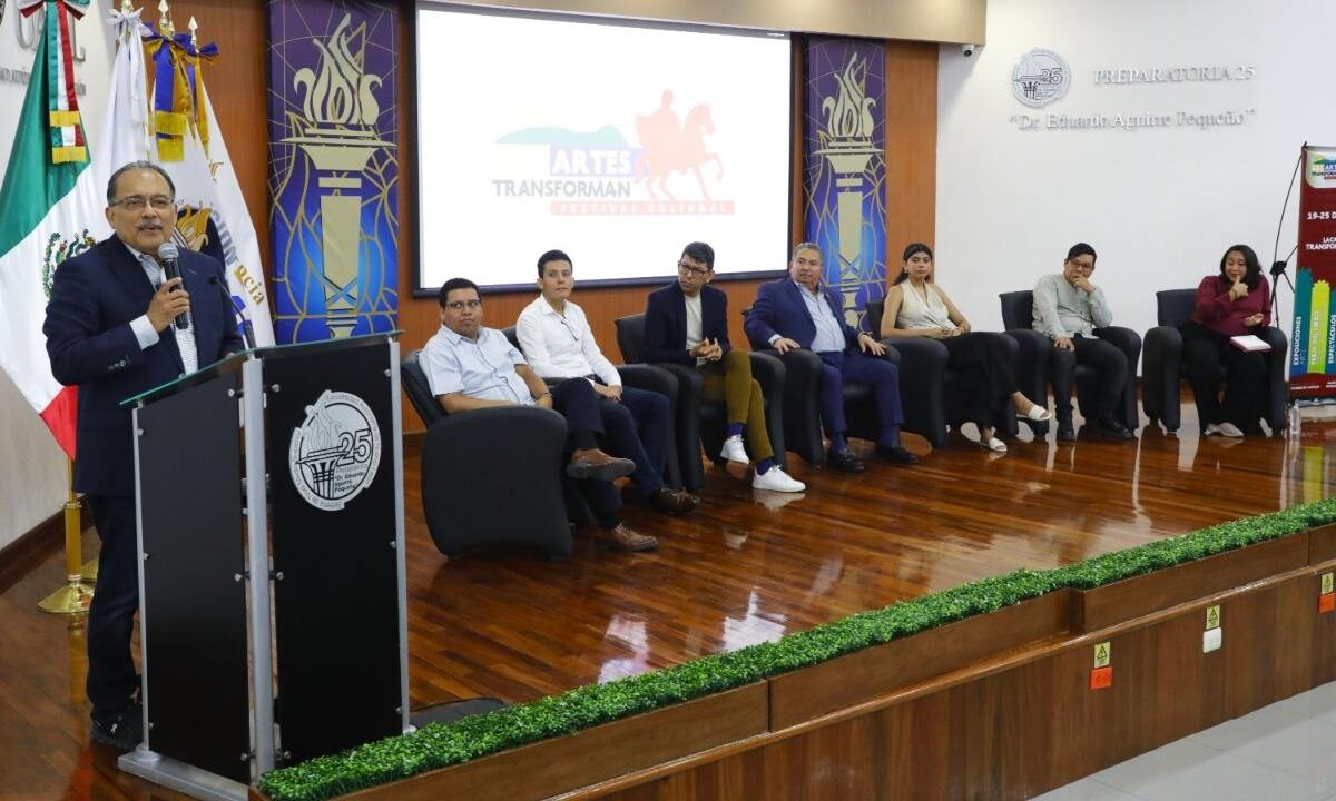 El alcalde Andrés Mijes compartió con alumnos los nuevos hallazgos del general Mariano Escobedo.
