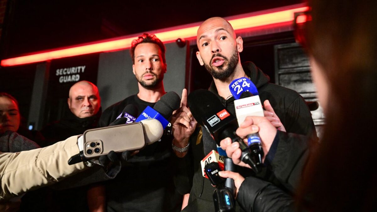 El influencer Andrew Tate y su hermano Tristan han sido acusados del delito de violación en el Reino Unido. Y es que autoridades británicas dieron a conocer que actualmente cuentan con 21 cargos en su contra.