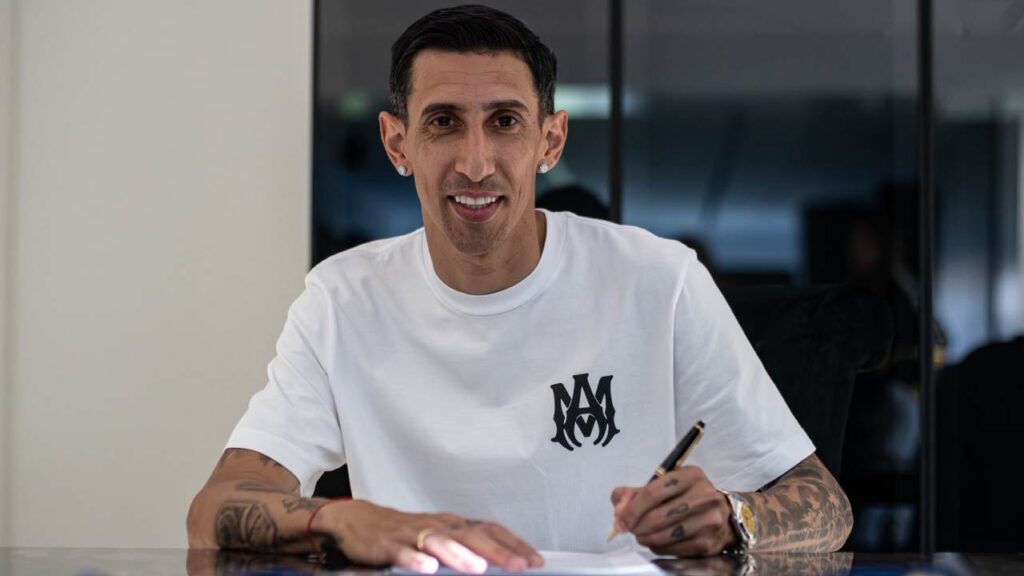 Ángel Di María durante la firma del contrato que lo vincula, nuevamente, con el Rosario Central.
