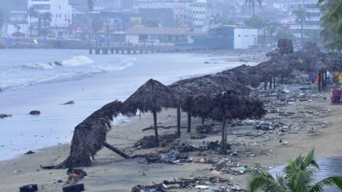Aumenta la probabilidad de formación de huracán en costas de Guerrero, por lo que alertan a vecinos de zonas de riesgo.