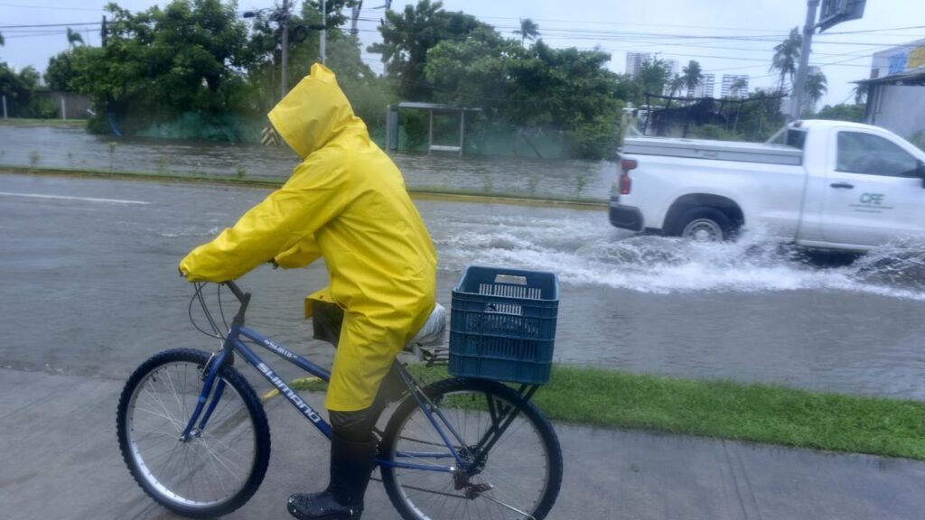 Alertan a habitantes ante el riesgo que podría significar la posibilidad de que un nuevo huracán azote las costas de Guerrero.