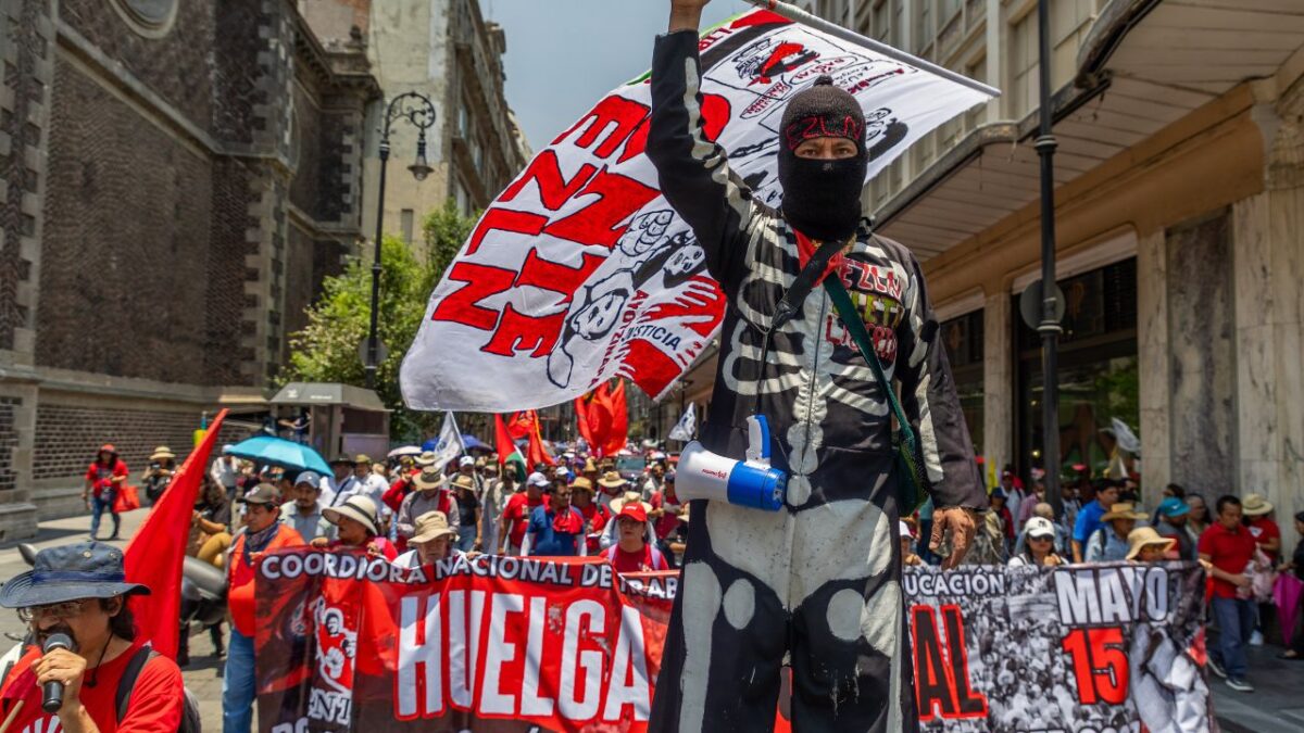 Integrantes de la Coordinadora Nacional de Trabajadores de la Educación marcharon e instalaron un campamento en el Zócalo.