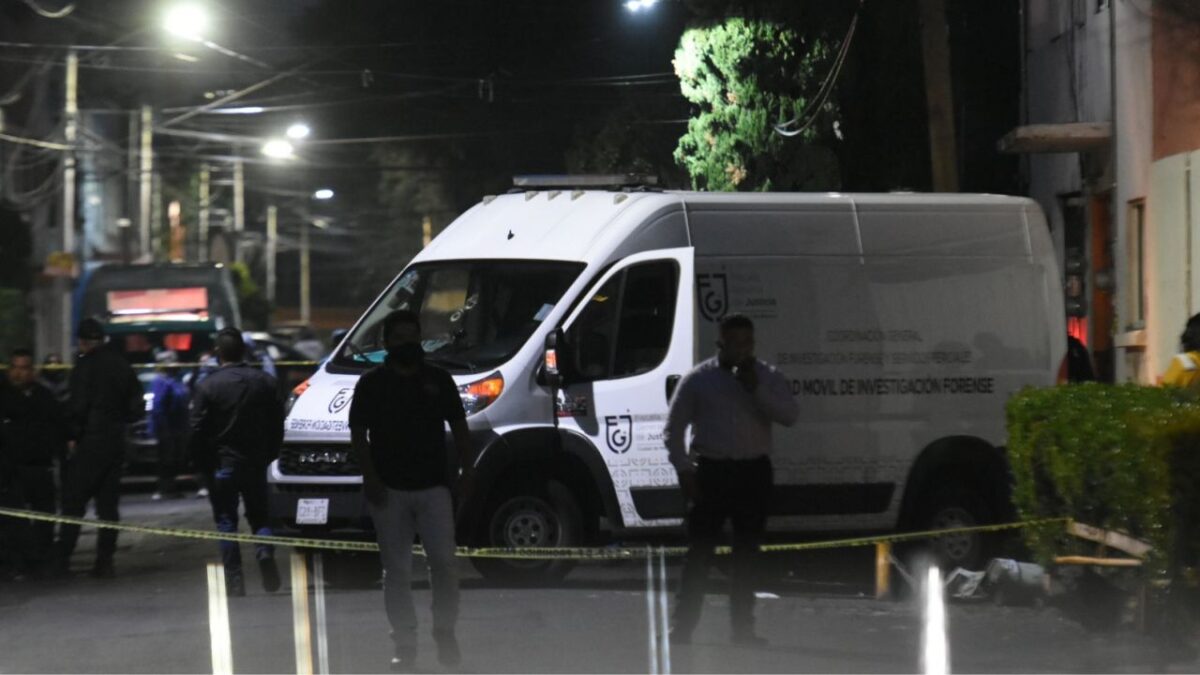 Balacera entre policías y presuntos asaltantes en Iztapalapa deja una persona sin vida.