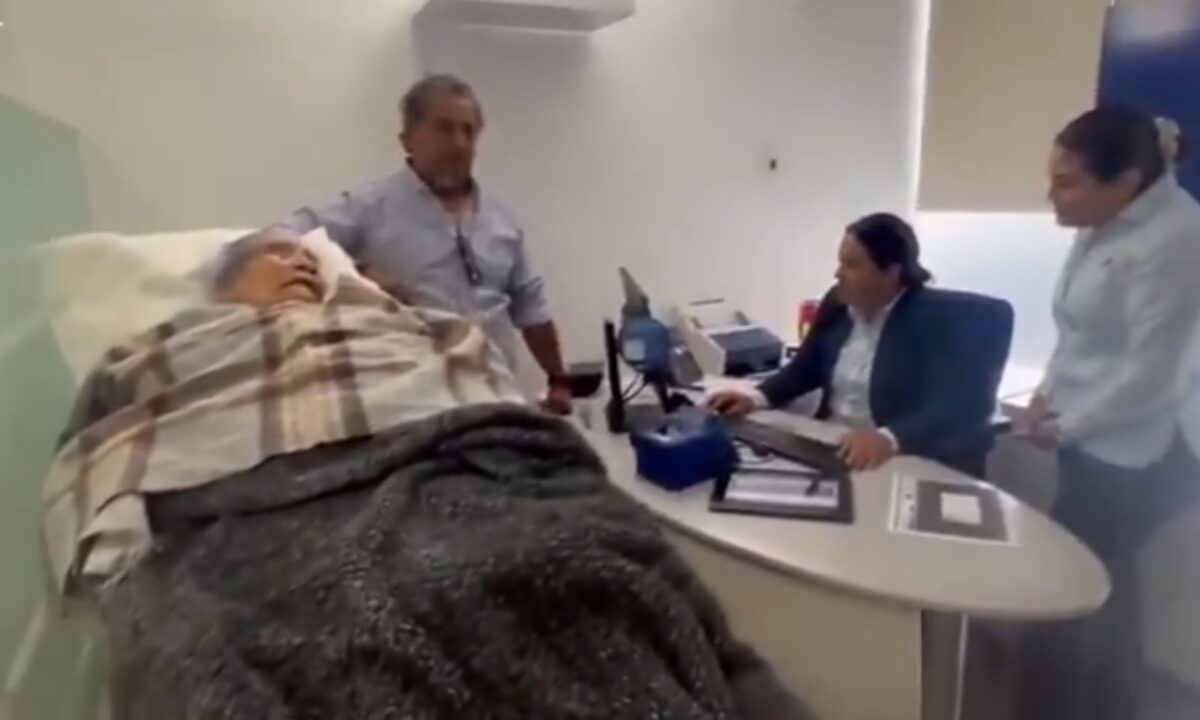 Ante la falta de opciones, mujer de 96 acude al banco para resolver la situación de su pensión