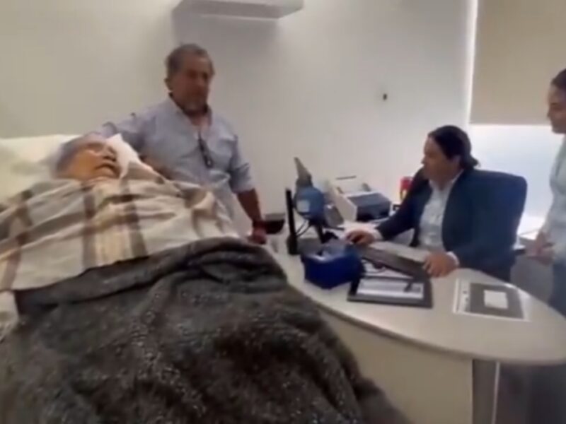 Banco obliga a mujer mayor a acudir en camilla para cobrar su pensión