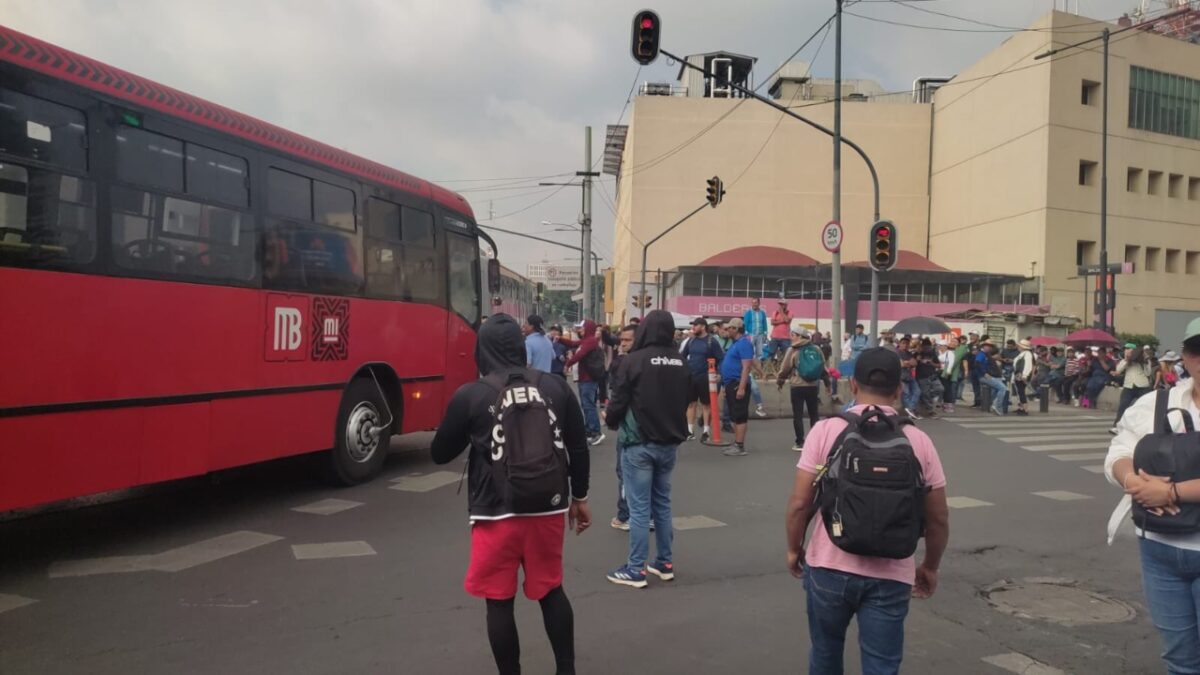 Comitiva de la CNTE cierran avenida Chapultepec y Balderas