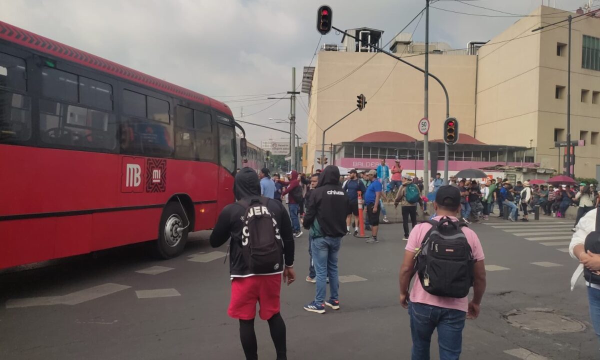 Comitiva de la CNTE cierran avenida Chapultepec y Balderas