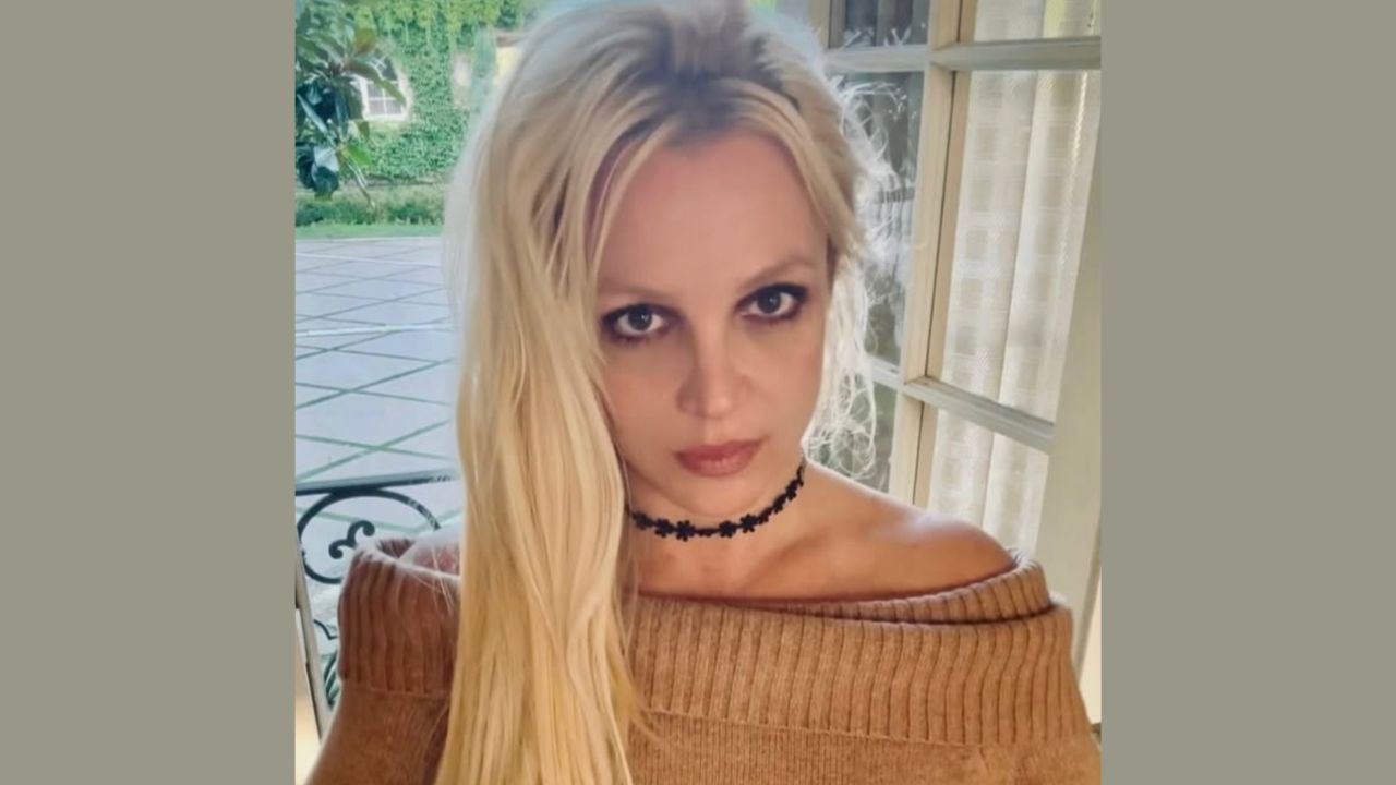 La polémica Britney Spears dio de qué hablar de nuevo tras beber y encender un cigarro a bordo de un vuelo privado a Los Ángeles.
