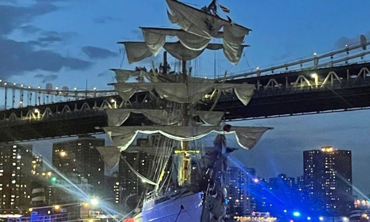 Durante las maniobras de zarpe, el buque de la Marina tuvo una colisión con el puente de Brooklyn.