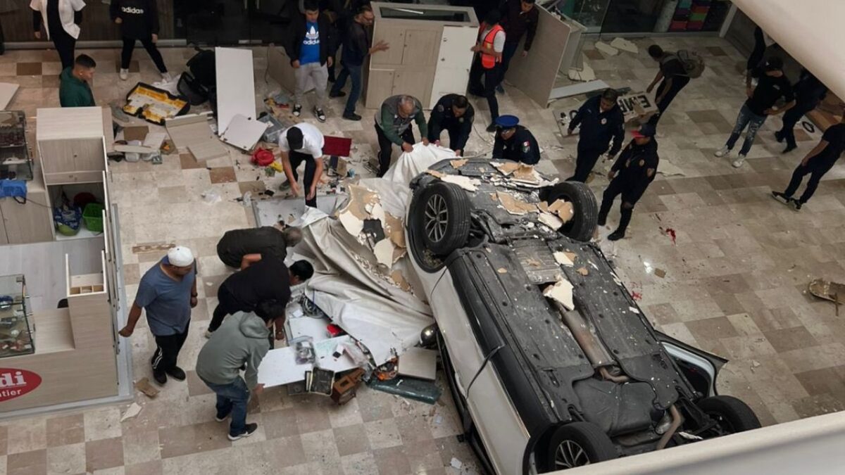 Cae automóvil dentro de Plaza Lilas en alcaldía Cuajimalpa