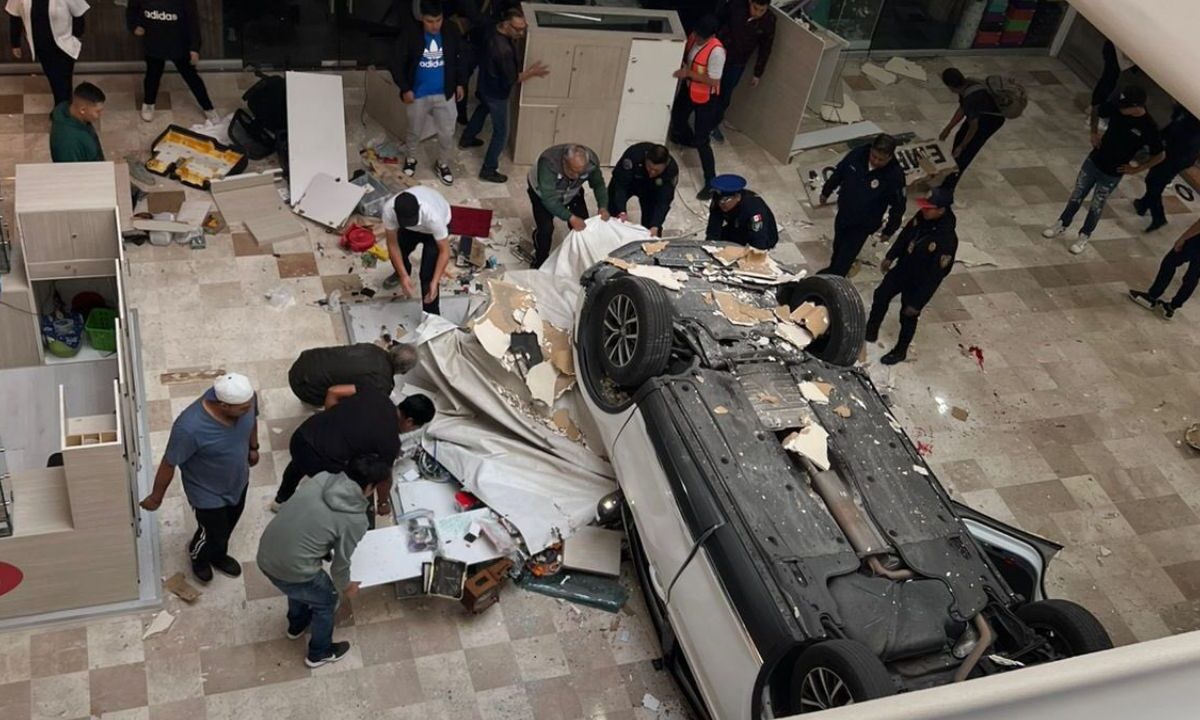 Cae automóvil dentro de Plaza Lilas en alcaldía Cuajimalpa